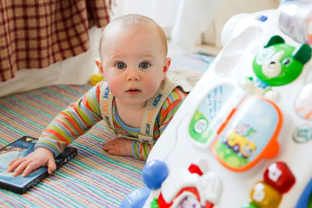 choosing safe toys for babies and toddlers