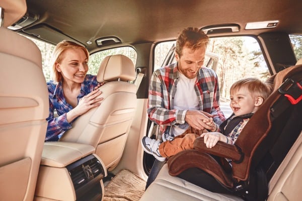parents-kids-travel-car