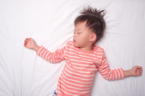 toddler-sleeping-no-bed-clothes