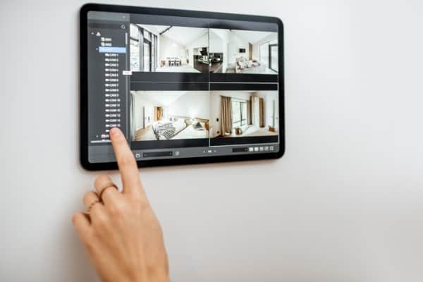 controlling-home-with-video-cameras-and-digital-tablet