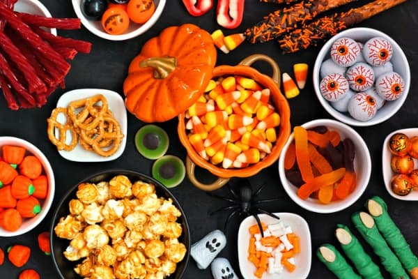 halloween-candy-buffet-table