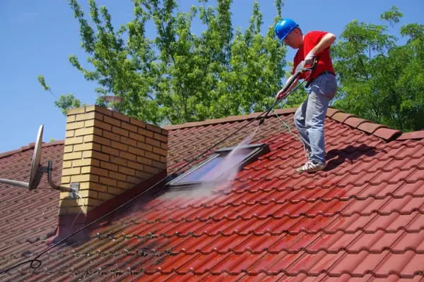 chooing the right roof cleaning company