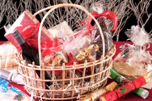 11 DIY Christmas Hamper Ideas to Make for Your Loved Ones - Hampers and ...